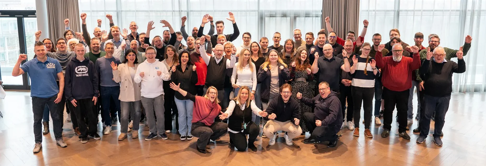 Gruppenfoto des SYNQONY-Teams bei einem Mitarbeiterevent im Januar 2025 – Kolleginnen und Kollegen feiern gemeinsam mit guter Stimmung und Teamgeist