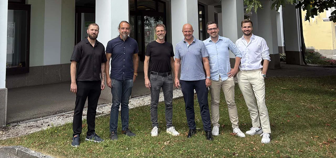 Vertragsunterzeichnung von SYNQONY und ErdProfi, sechs Personen vor dem Firmensitz der Katherl Software GmbH in Frankenburg